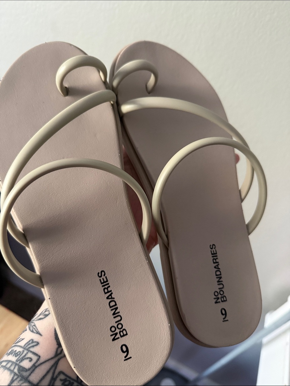 Never Worn No Boundaries Women's Light Beige Loop-Strap Slide Sandals